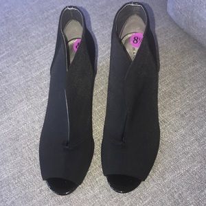 Bandolino sz8 1/2 open toe wedge bootie like new!